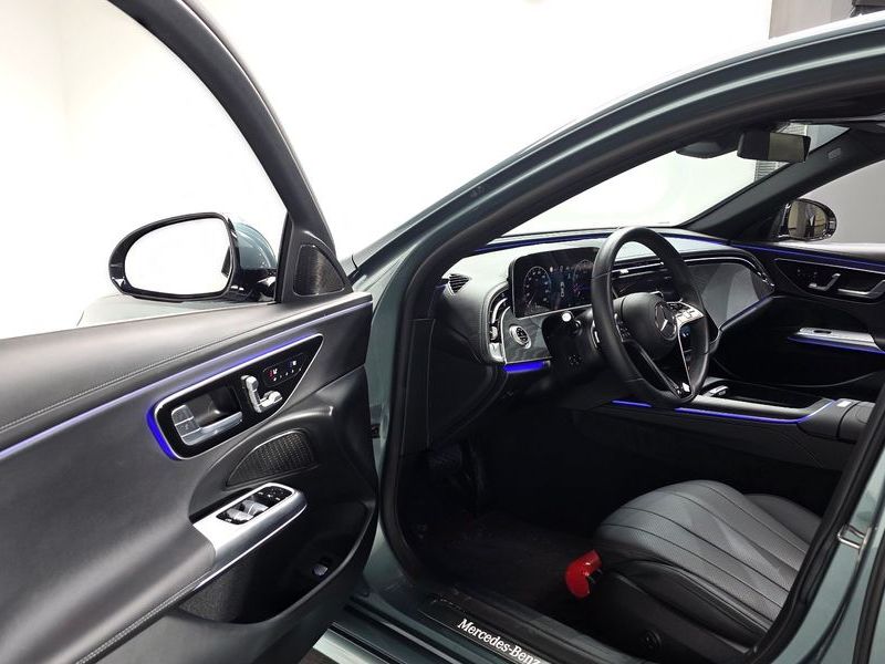 2025 Mercedes-Benz E-Class E200 Avantgarde photo 12
