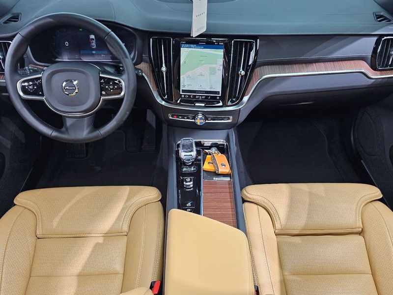 2025 Volvo V60 B5 Ultra AWD photo 7
