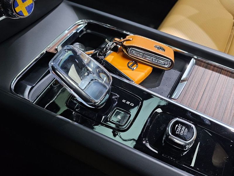2025 Volvo V60 B5 Ultra AWD photo 9