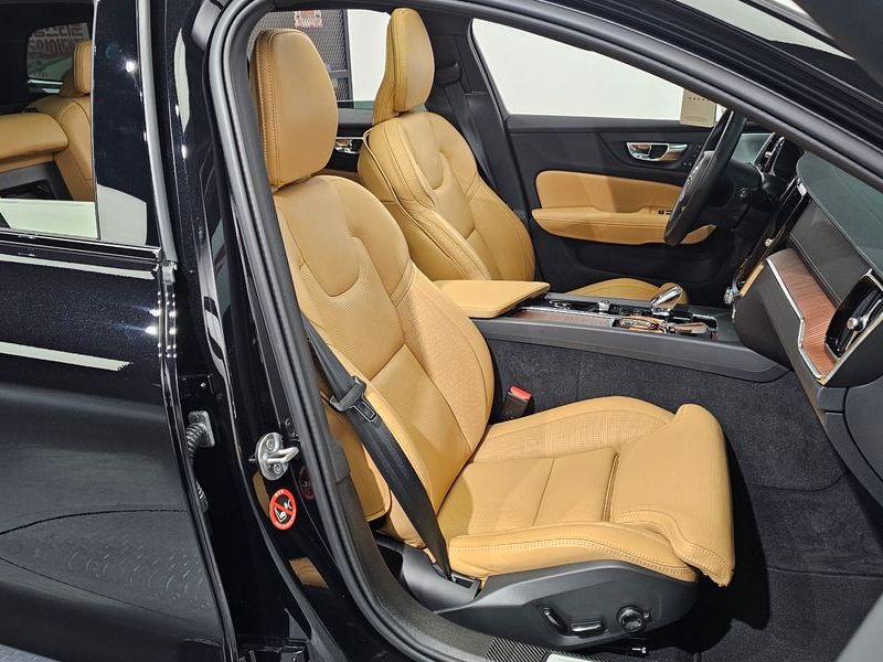2025 Volvo V60 B5 Ultra AWD photo 12