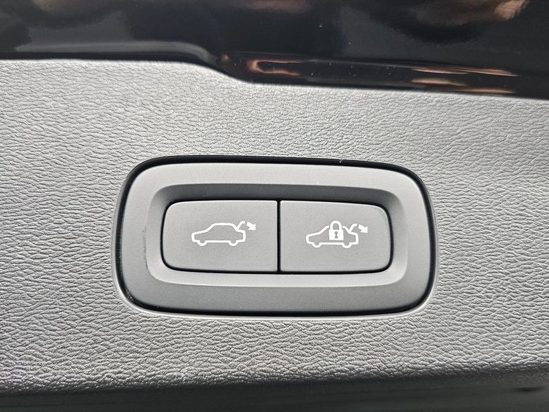 2025 Volvo V60 B5 Ultra AWD photo 19
