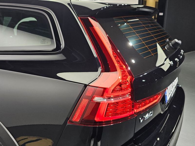 2025 Volvo V60 B5 Ultra AWD photo 23