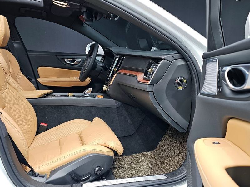 2024 Volvo S60 B5 Ultimate Bright photo 10