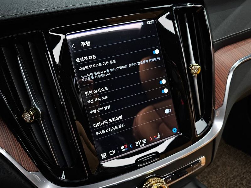 2024 Volvo S60 B5 Ultimate Bright photo 17