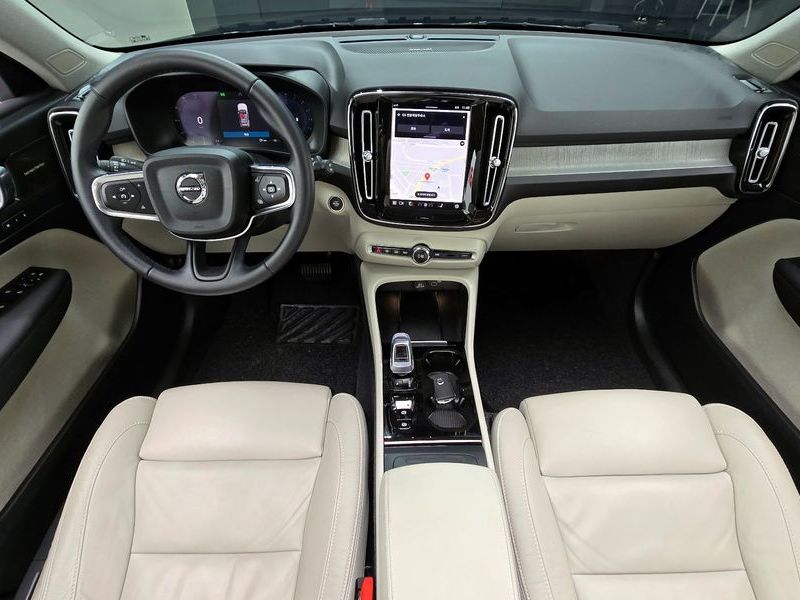 2023 Volvo XC40 B4 Ultimate Bright photo 7