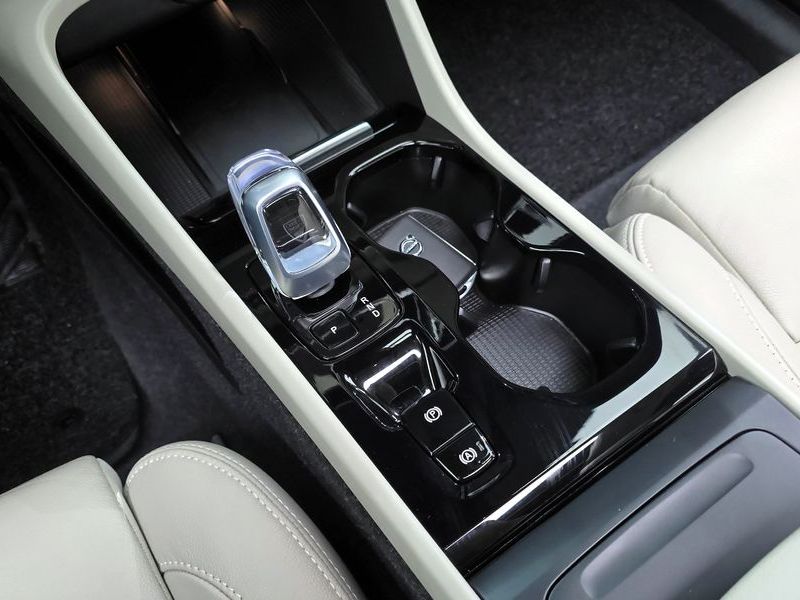 2023 Volvo XC40 B4 Ultimate Bright photo 9