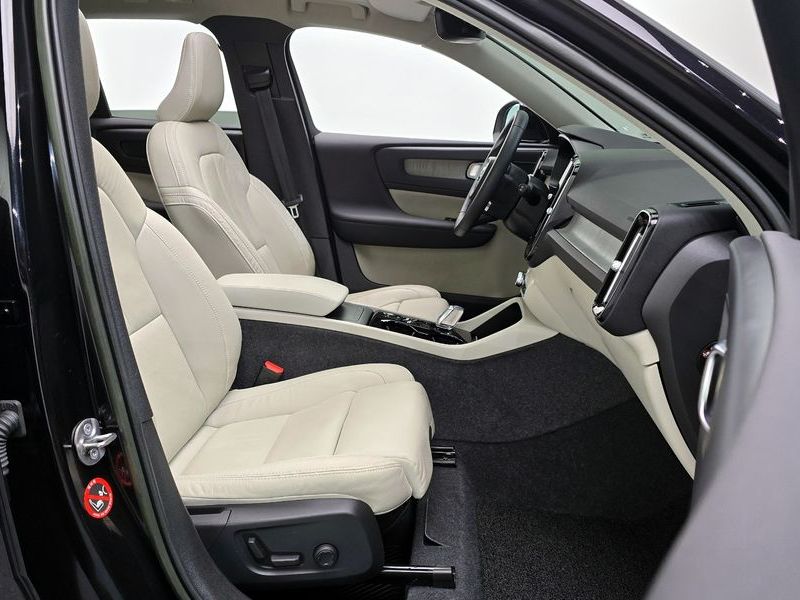 2023 Volvo XC40 B4 Ultimate Bright photo 10