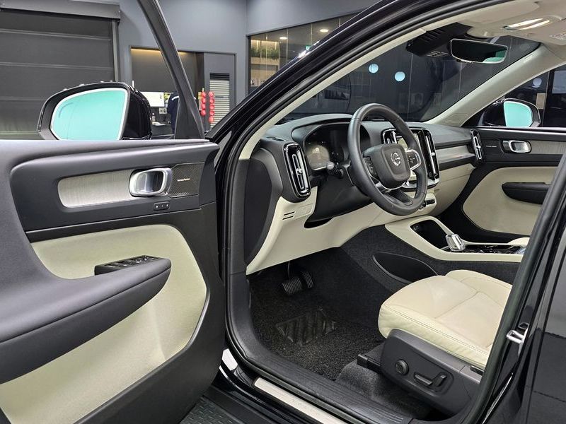 2023 Volvo XC40 B4 Ultimate Bright photo 11