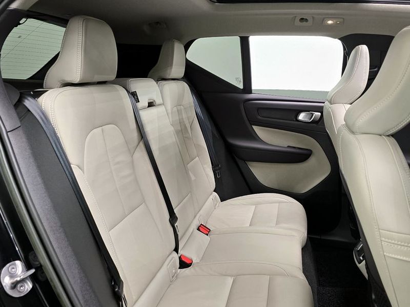 2023 Volvo XC40 B4 Ultimate Bright photo 12