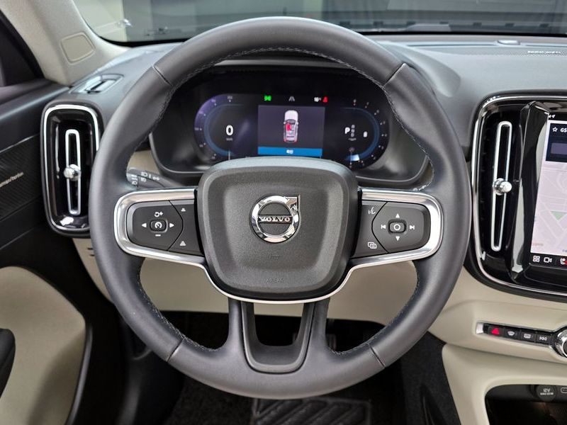 2023 Volvo XC40 B4 Ultimate Bright photo 13