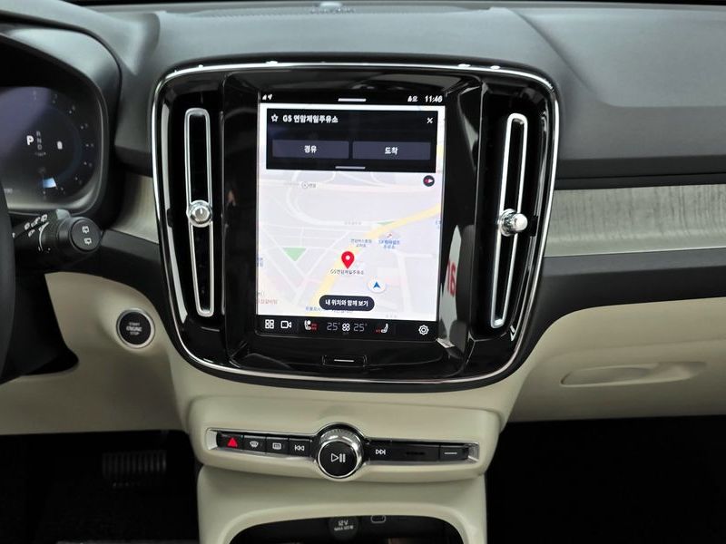 2023 Volvo XC40 B4 Ultimate Bright photo 14