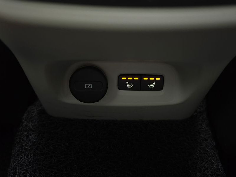 2023 Volvo XC40 B4 Ultimate Bright photo 16