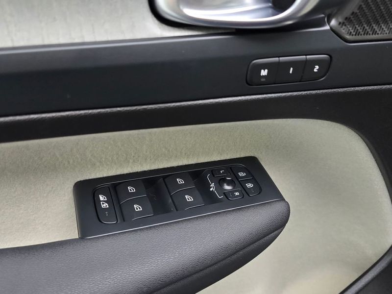 2023 Volvo XC40 B4 Ultimate Bright photo 17