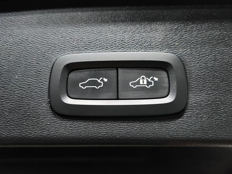 2023 Volvo XC40 B4 Ultimate Bright photo 19