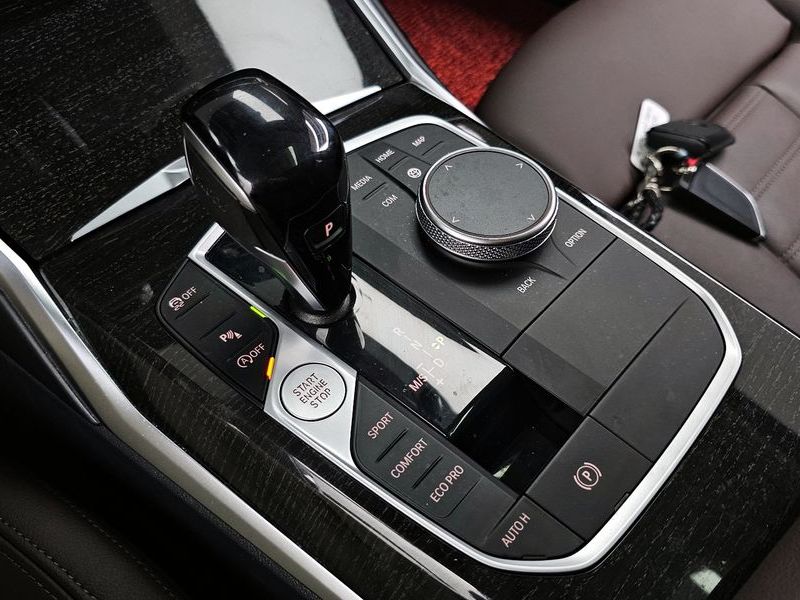 2022 BMW 3 Series 320i Luxury photo 9