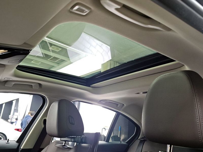 2022 BMW 3 Series 320i Luxury photo 17