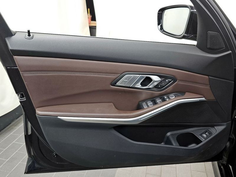 2022 BMW 3 Series 320i Luxury photo 24