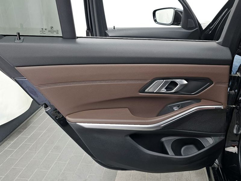 2022 BMW 3 Series 320i Luxury photo 25