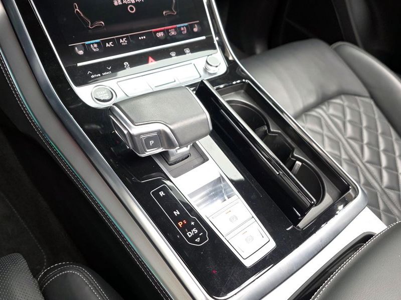 2022 Audi Q8 55 TFSI Quattro Premium photo 9
