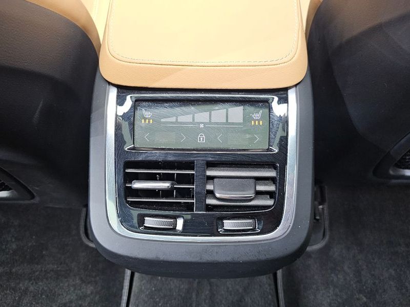 2022 Volvo XC90 B6 Inscription photo 18