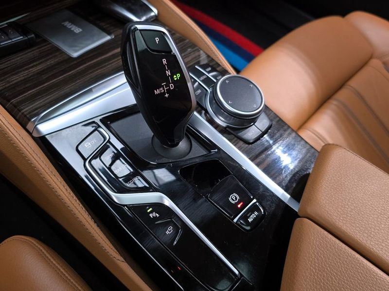 2021 BMW 5 Series 520i Luxury photo 9