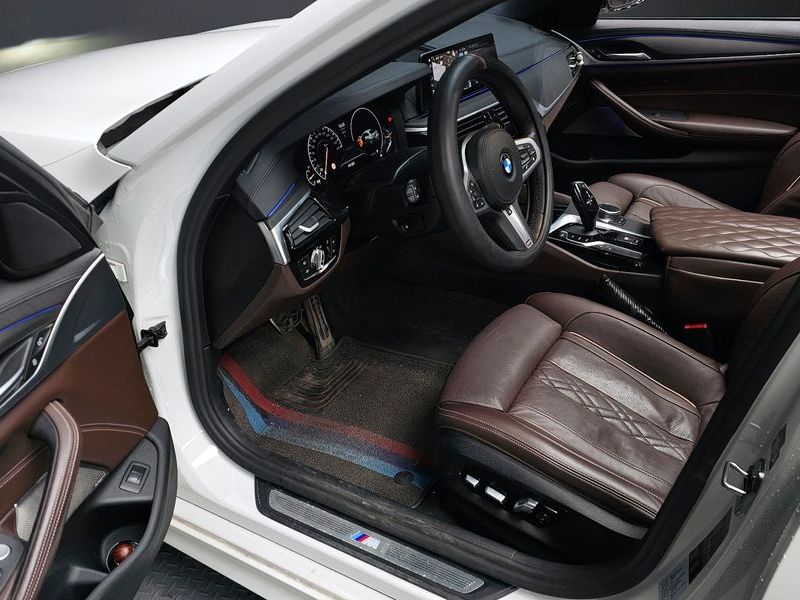 2019 BMW 5 Series 530i M Sport Package Plus photo 11