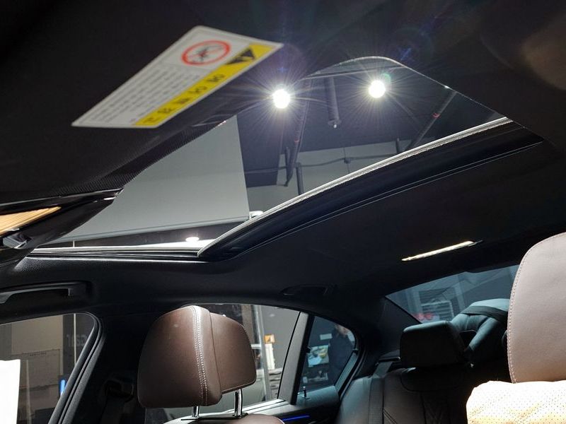 2019 BMW 5 Series 530i M Sport Package Plus photo 19