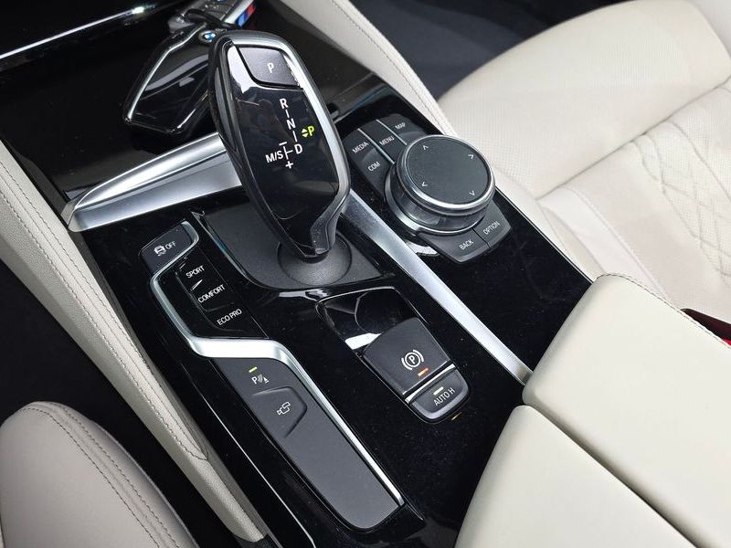 2019 BMW 5 Series 530i xDrive M Sport Package Plus photo 9