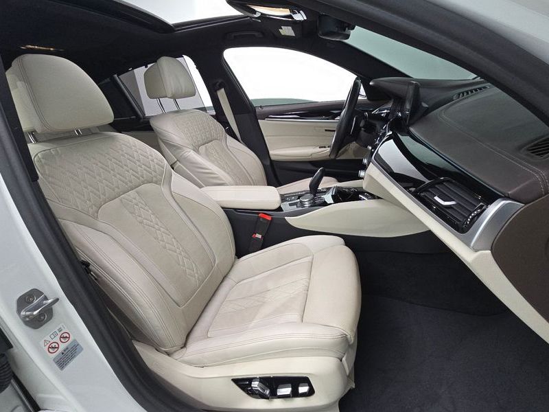 2019 BMW 5 Series 530i xDrive M Sport Package Plus photo 11