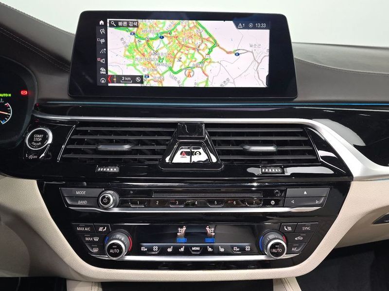 2019 BMW 5 Series 530i xDrive M Sport Package Plus photo 14
