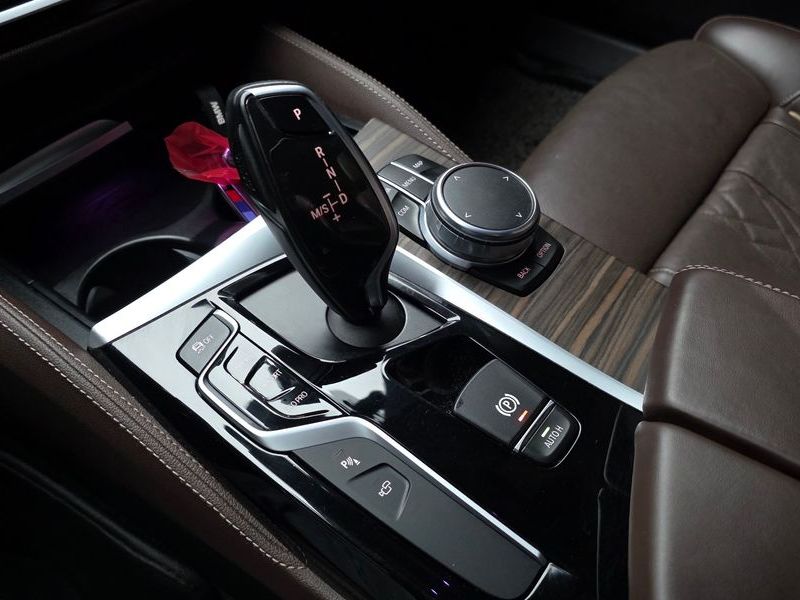 2018 BMW 5 Series 530i xDrive M Sport Package Plus photo 9