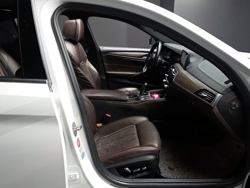 2018 BMW 5 Series 530i xDrive M Sport Package Plus photo 10
