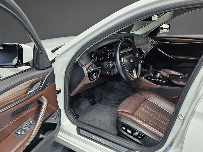 2018 BMW 5 Series 530i xDrive Luxury Plus photo 10