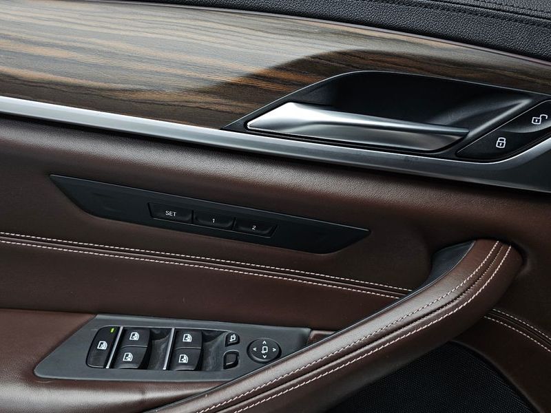 2018 BMW 5 Series 530i xDrive Luxury Plus photo 12