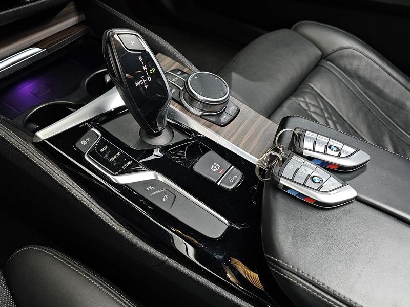2018 BMW 5 Series 530i M Sport Package Plus photo 9