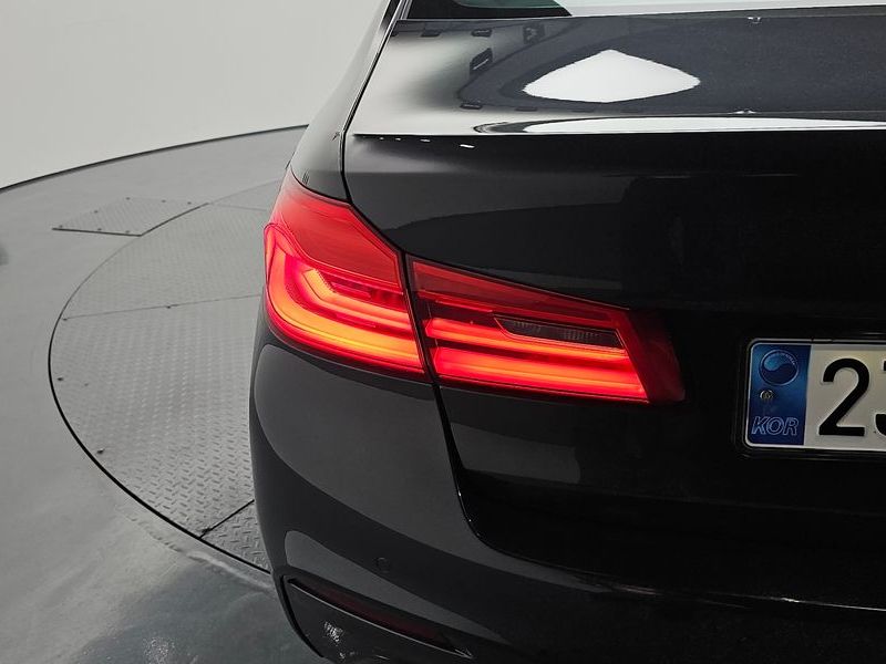 2018 BMW 5 Series 530i M Sport Package Plus photo 23