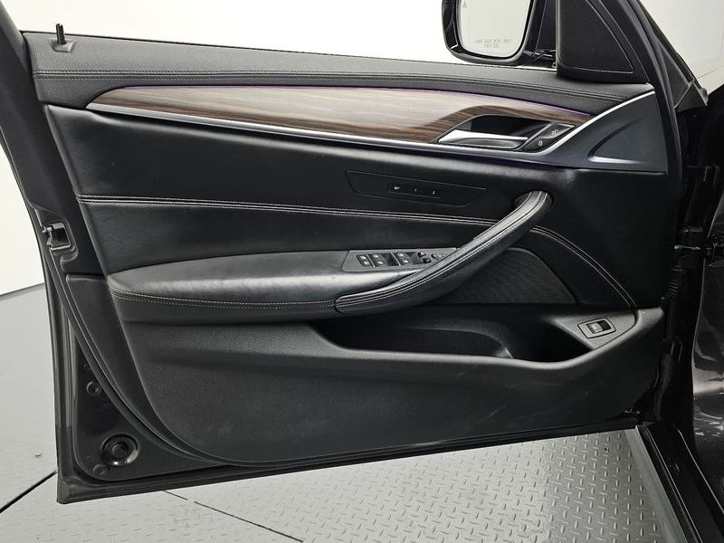 2018 BMW 5 Series 530i M Sport Package Plus photo 24