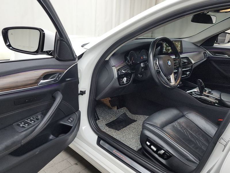 2018 BMW 5 Series 530i xDrive Luxury Plus photo 10