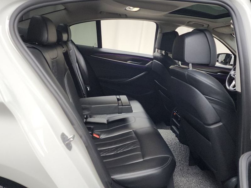 2018 BMW 5 Series 530i xDrive Luxury Plus photo 12