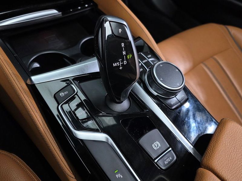 2018 BMW 5 Series 520d Luxury Special Edition photo 9