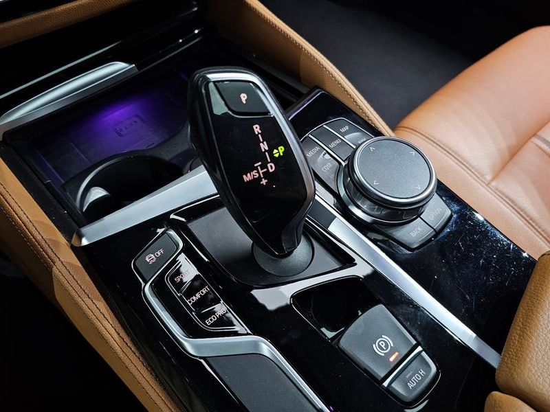 2018 BMW 5 Series 520d Luxury Special Edition photo 9