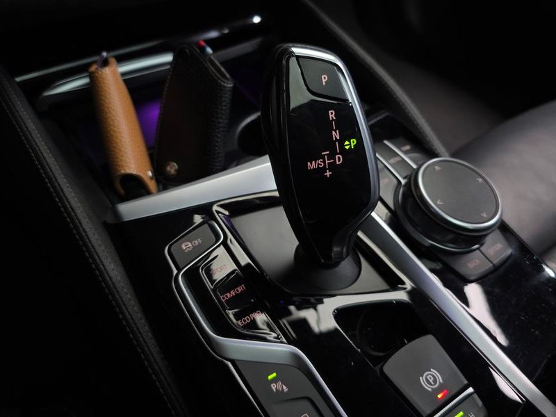 2018 BMW 5 Series 520d xDrive M Sport Package Plus photo 9