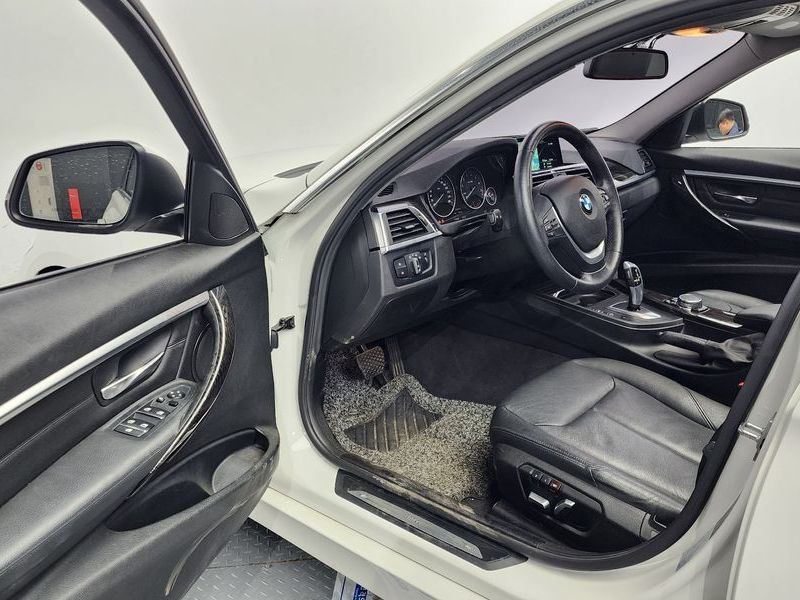 2016 BMW 3 Series 320i Luxury photo 10