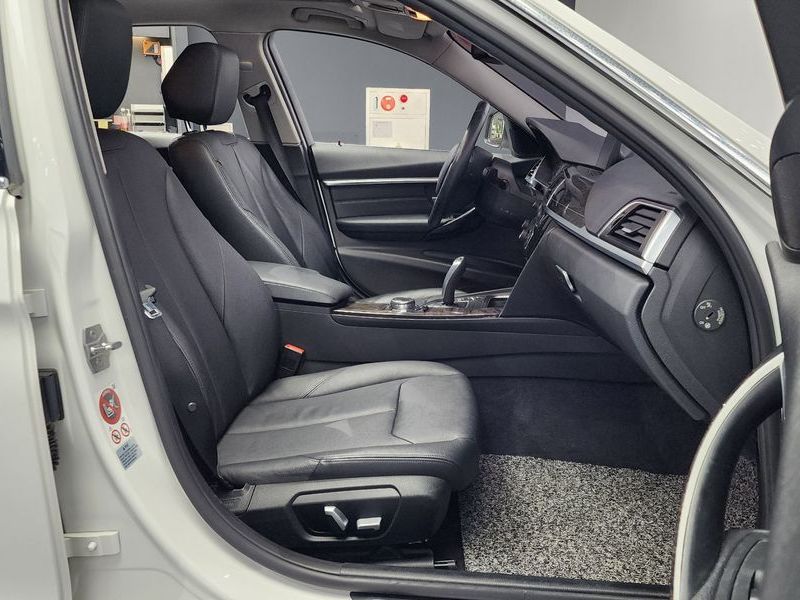 2016 BMW 3 Series 320i Luxury photo 11