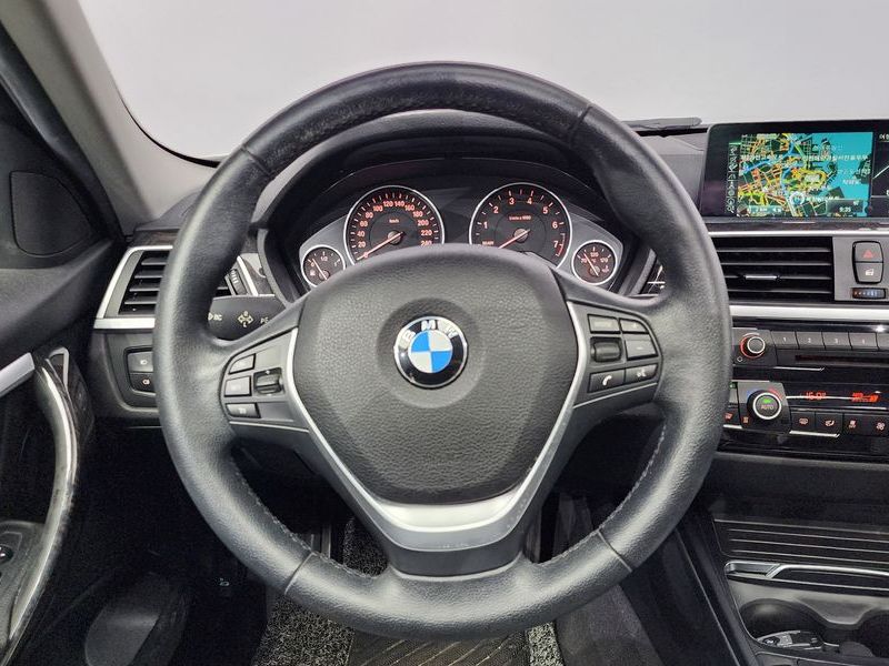 2016 BMW 3 Series 320i Luxury photo 13