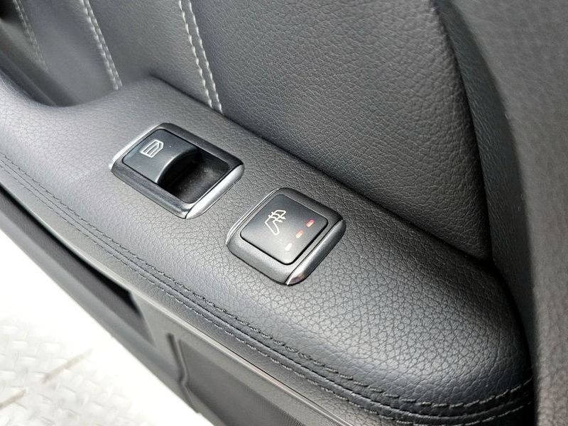2016 Mercedes-Benz E-Class E220 Bluetec Avantgarde Sport photo 18