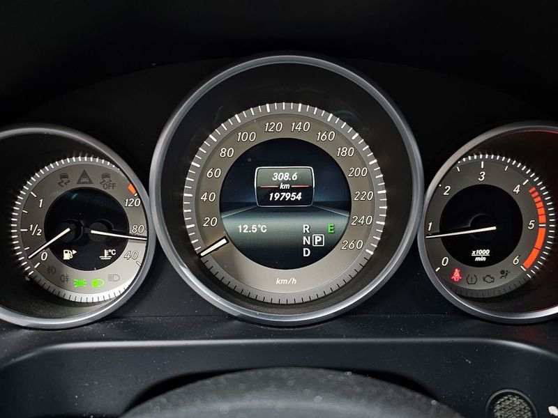 2016 Mercedes-Benz E-Class E220 Bluetec Avantgarde Sport photo 8