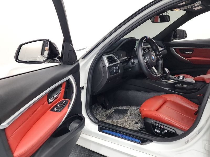 2018 BMW 3 Series 330i M Sport Shadow photo 10