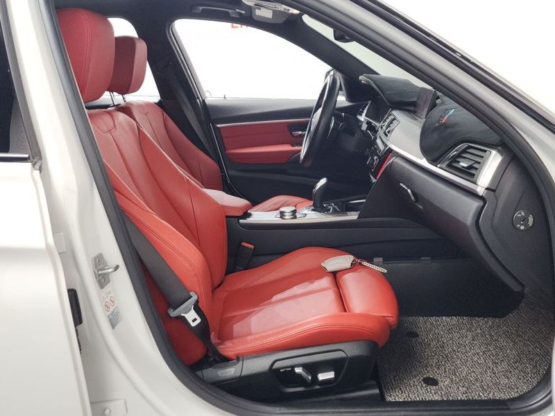 2018 BMW 3 Series 330i M Sport Shadow photo 11