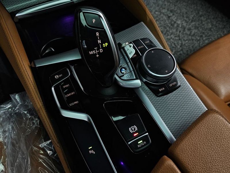2018 BMW 5 Series 530i xDrive M Sport Package photo 9